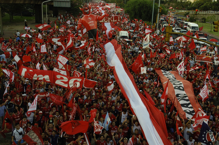 La caravana de la gente de Independiente para celebrar el DÃ­a del Hincha copÃ³ las calles de Avellaneda (Archivo ClarÃ­n).