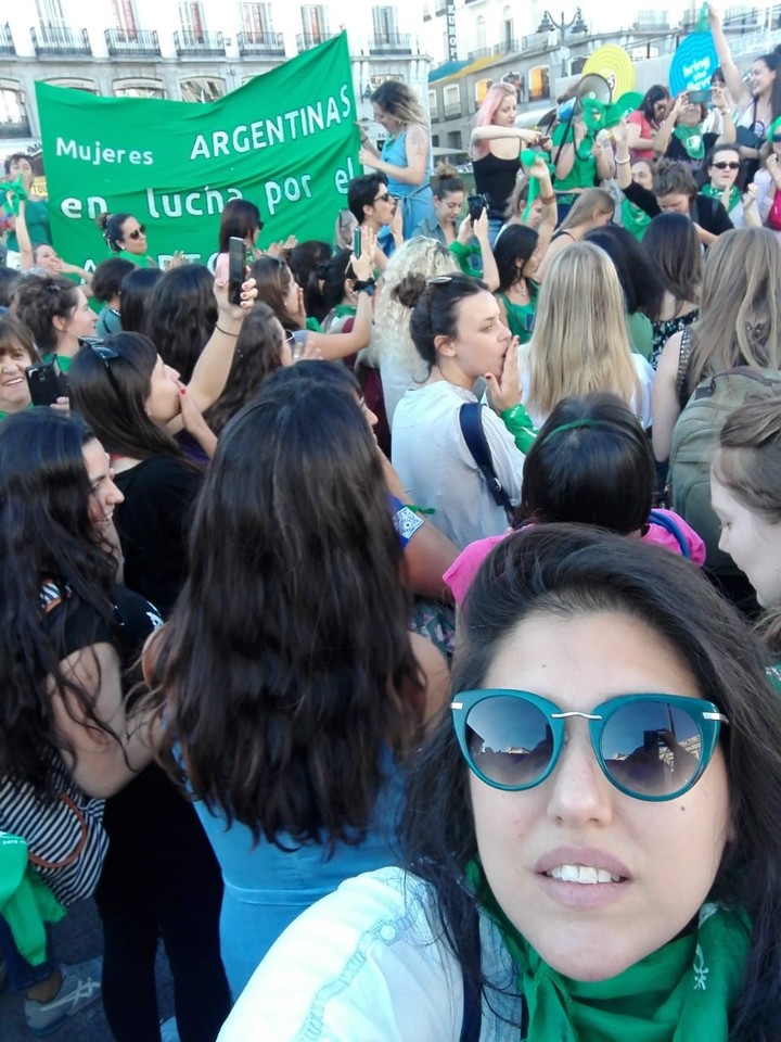 Decenas de mujeres se dan cita en la Puerta del Sol en el PaÃ±uelazo del #28M, en Madrid / Foto Marinha Villalobos