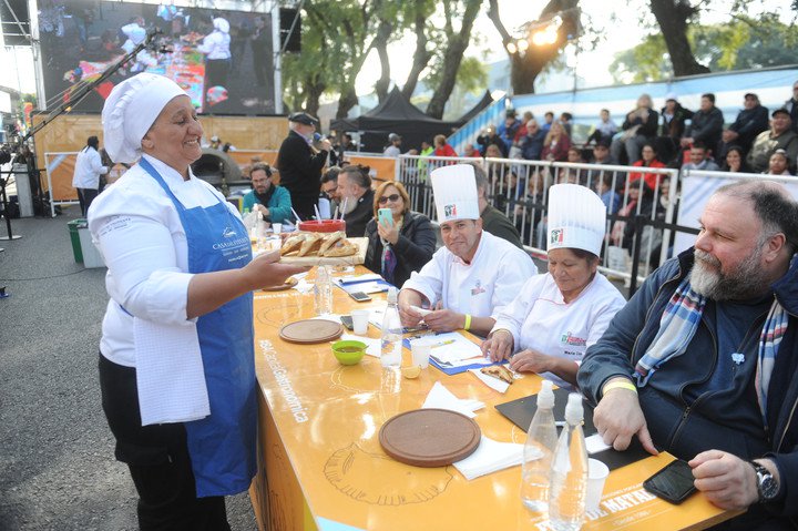 Chacha presenta sus empanadas al jurado. (Guillermo RodrÃ­guez Adami)